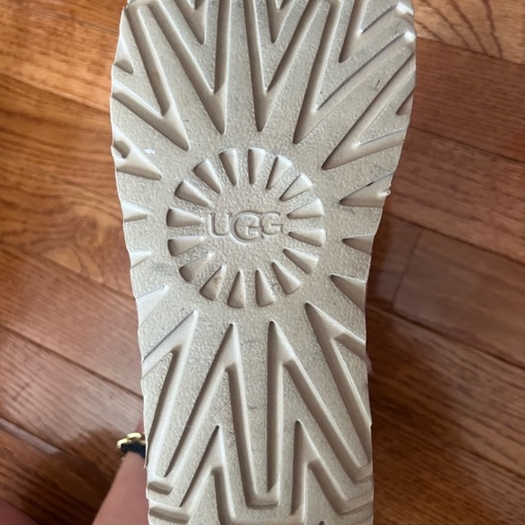 Light pink UGGS - Picture 3 of 6